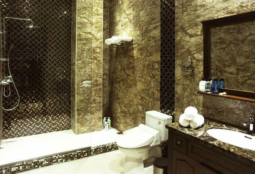 Deluxe Suite King Bed, Soyol