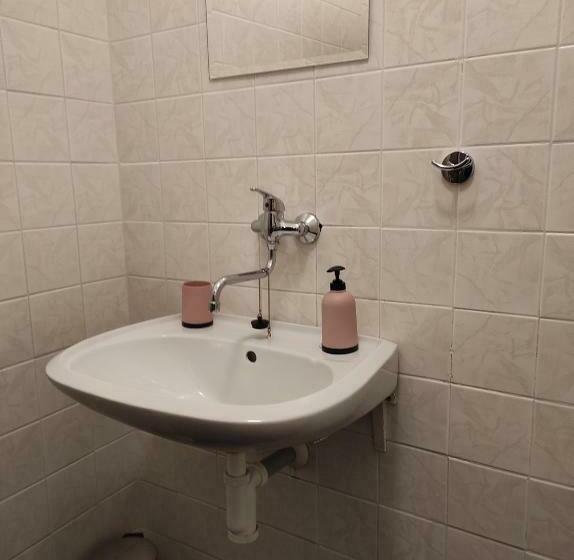 이코노미 룸, Tatrania