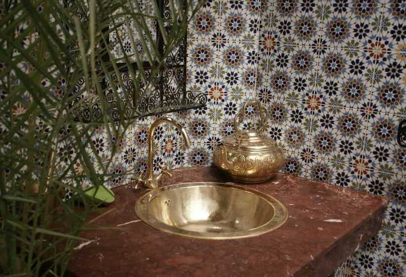 اتاق استاندارد سه نفره, Riad Taddert