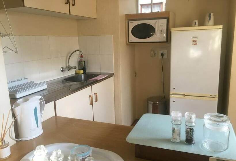 בקתה, Sunbird Guest House