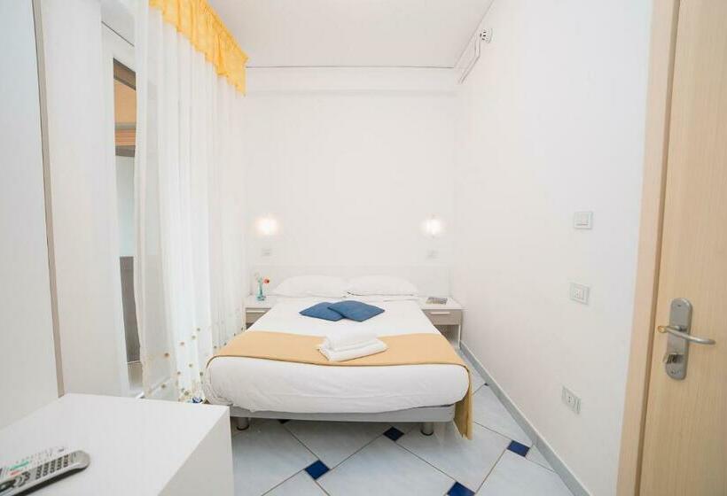 غرفة قياسية فردية مزودة بشُرفة, De Rosa