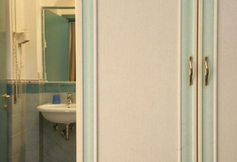 غرفة قياسية مزوَّدة بشُرفة, De Rosa