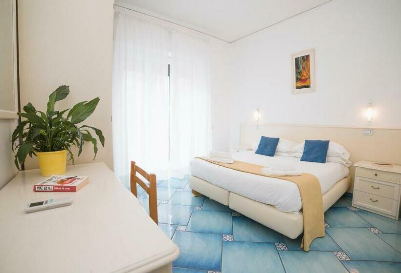 غرفة قياسية مزوَّدة بشُرفة, De Rosa