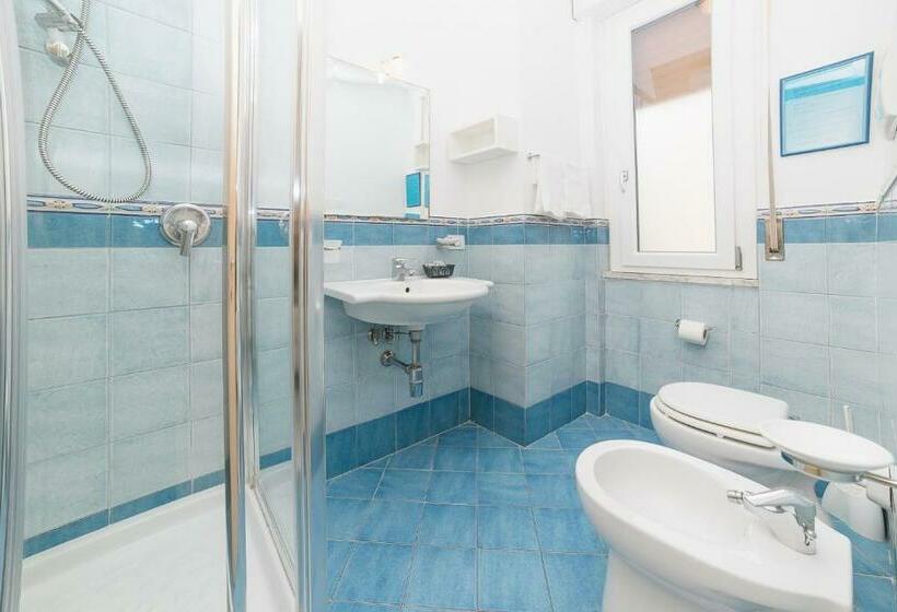 غرفة قياسية مزوَّدة بشُرفة, De Rosa