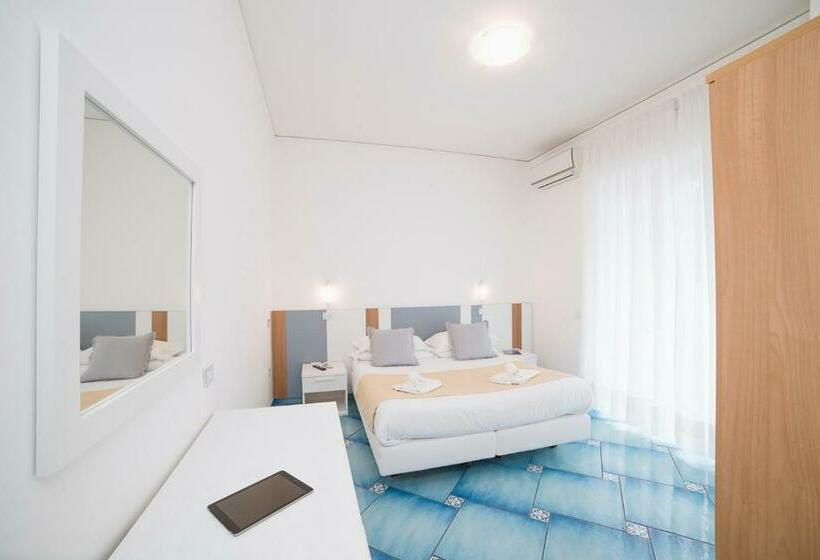 غرفة قياسية مزوَّدة بشُرفة, De Rosa