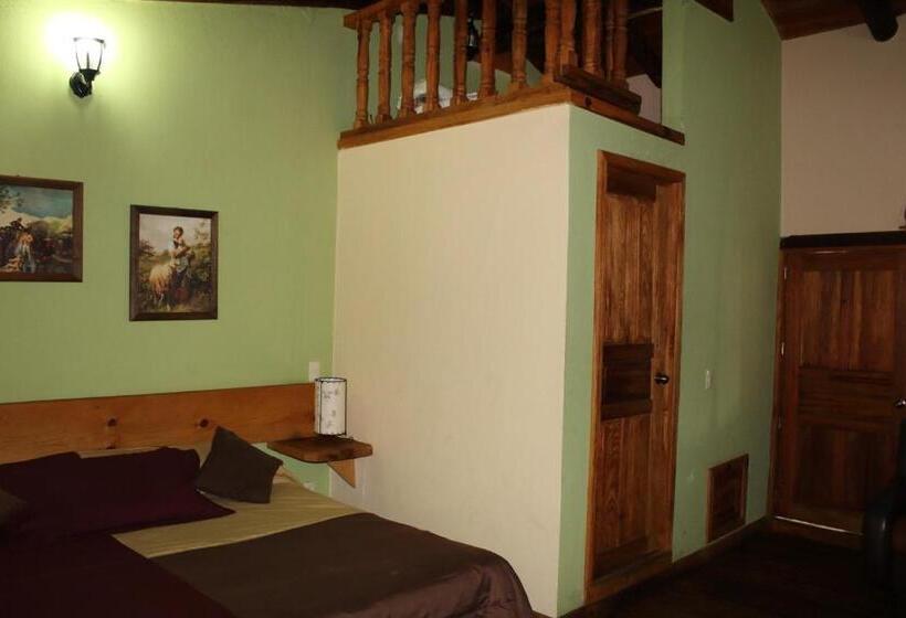 جناح جونيور مزوَّد بتراس, La Vieja Casona