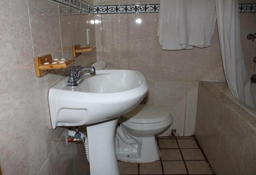 غرفة قياسية ثلاثية, La Vieja Casona