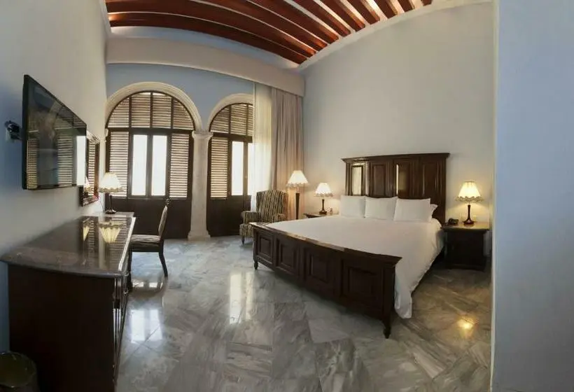 سوئیت با تخت بزرگ, Lopez Campeche