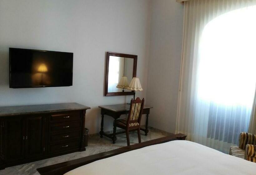 سوئیت با تخت بزرگ, Lopez Campeche