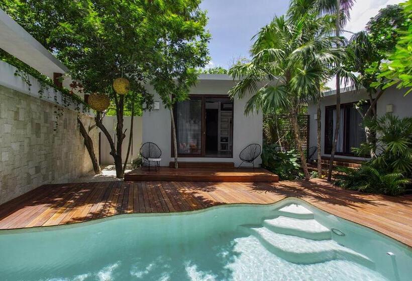 Standard Szoba King Size Bed, Lula Seaside Boutique