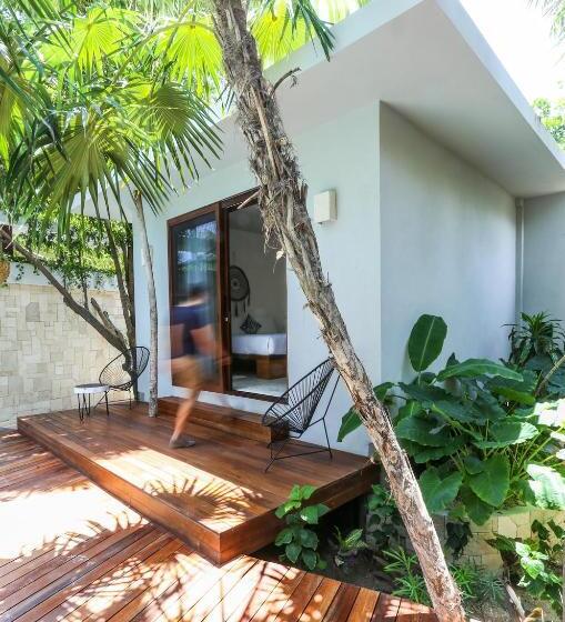 Standard Szoba King Size Bed, Lula Seaside Boutique