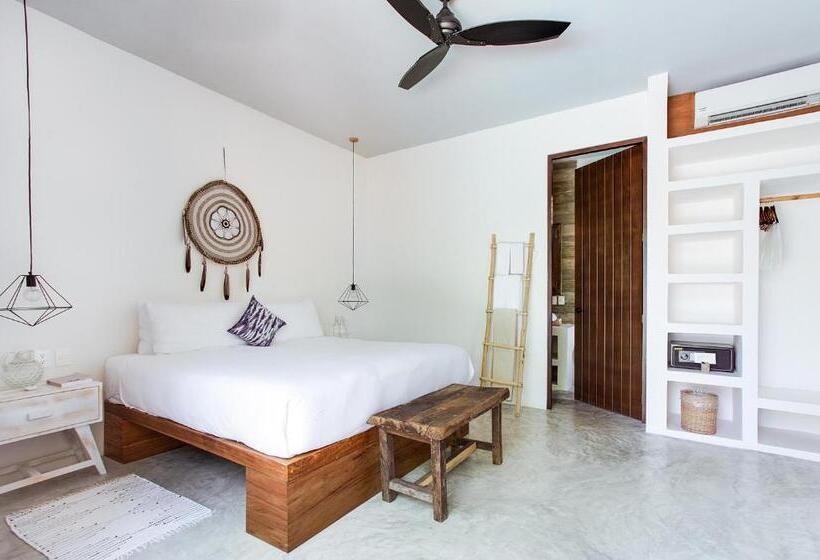 Standard Szoba King Size Bed, Lula Seaside Boutique