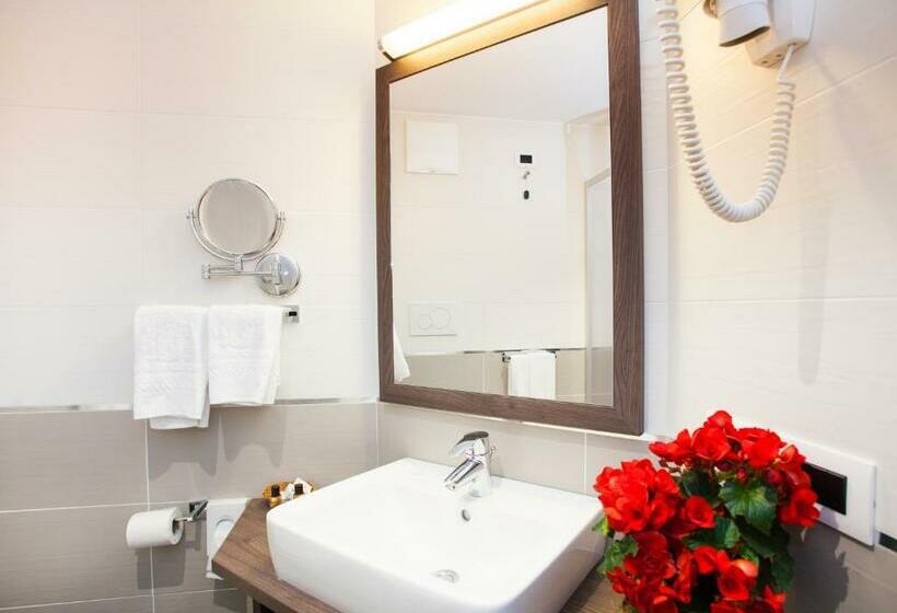 غرفة قياسية رباعية مزودة بشُرفة, Comfort Erica Dolomiti Val D Adige