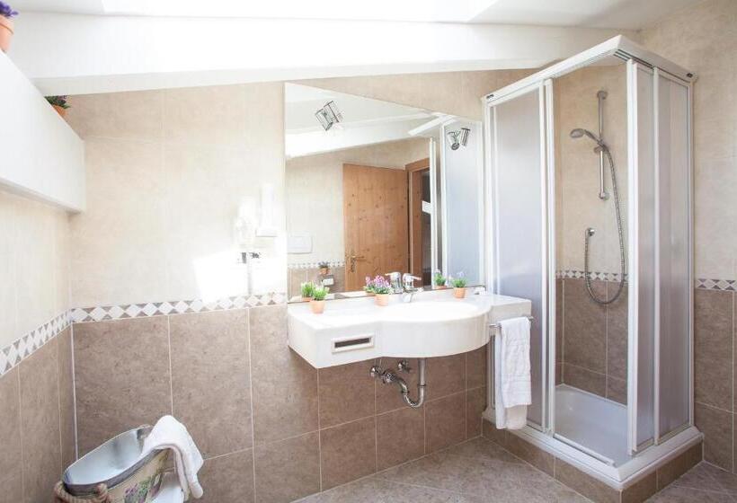 غرفة قياسية رباعية مزودة بشُرفة, Comfort Erica Dolomiti Val D Adige