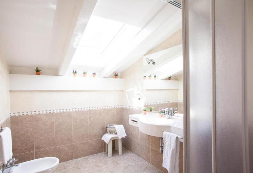 غرفة قياسية رباعية مزودة بشُرفة, Comfort Erica Dolomiti Val D Adige