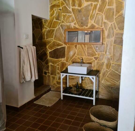 اتاق استاندارد سه نفره, Honey Badger Lodge