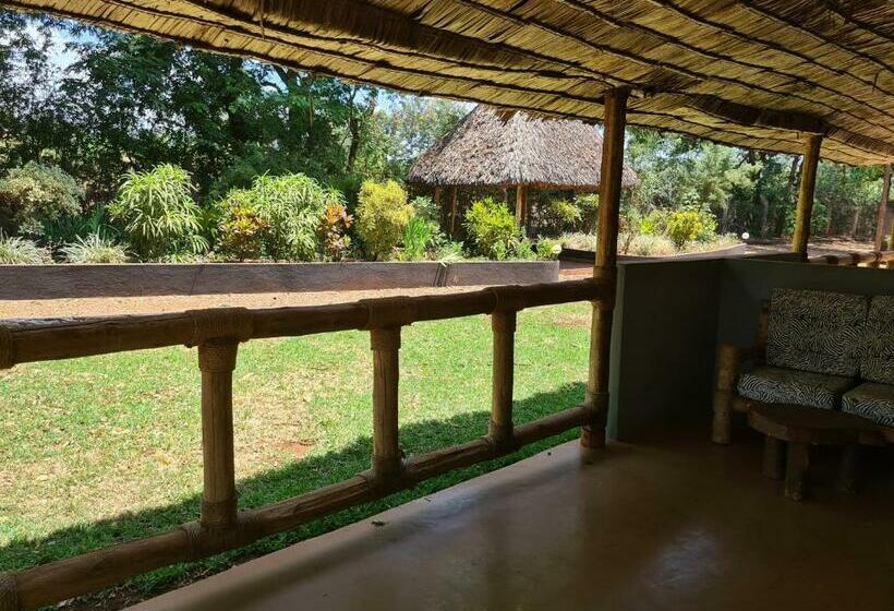 اتاق استاندارد سه نفره, Honey Badger Lodge