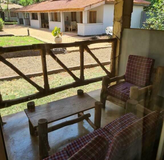 חדר משפחתי, Honey Badger Lodge