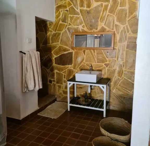 اتاق خانوادگی, Honey Badger Lodge