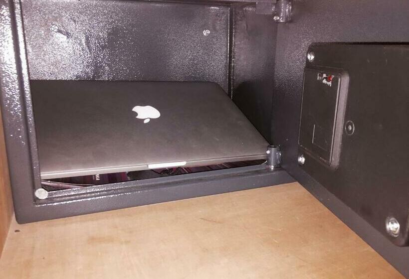 اتاق استاندارد یک نفره, Outpost Lodge