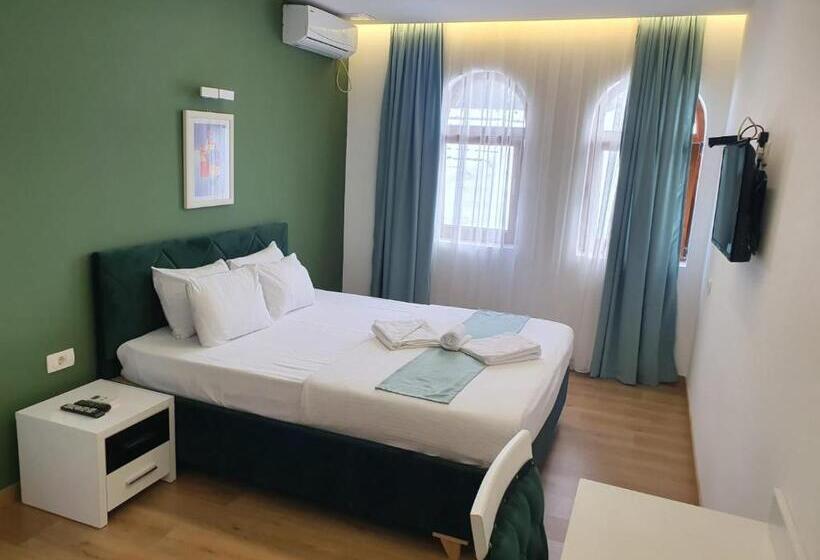 اتاق لوکس, Camp Karagaq