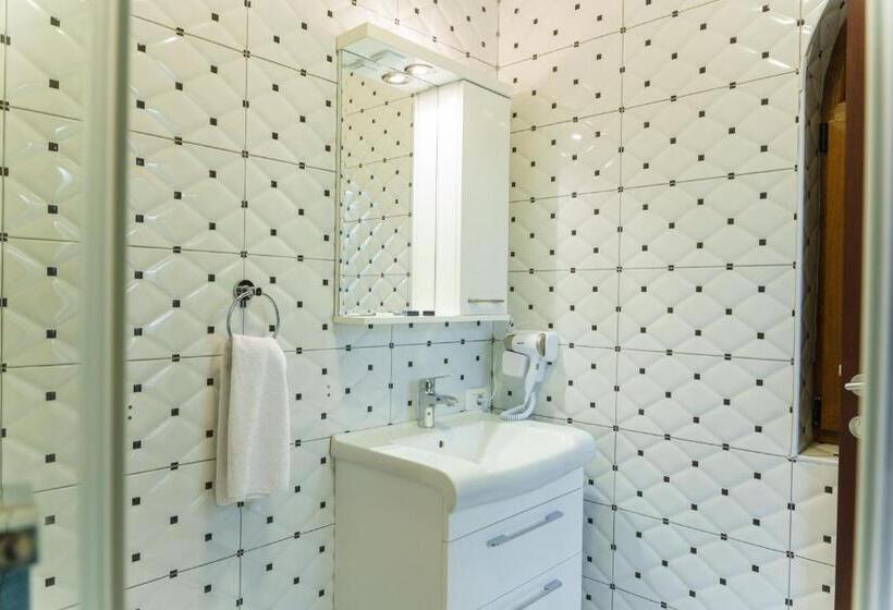 اتاق لوکس, Camp Karagaq