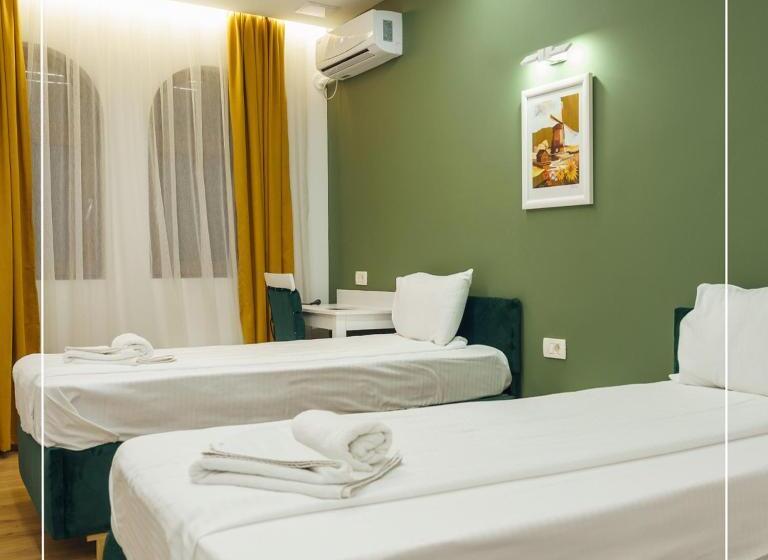 اتاق لوکس, Camp Karagaq