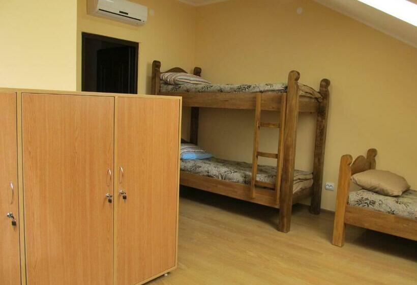 سرير فى غرفة مشتركه, Mini Hotel Na Pidgradskiy