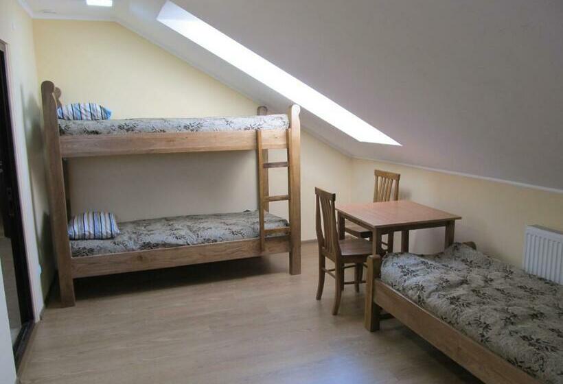 سرير فى غرفة مشتركه, Mini Hotel Na Pidgradskiy