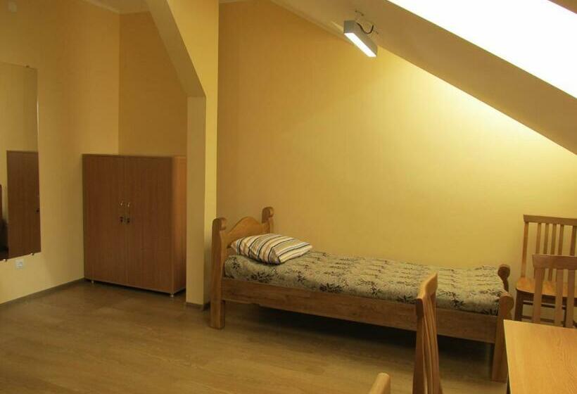 سرير فى غرفة مشتركه, Mini Hotel Na Pidgradskiy