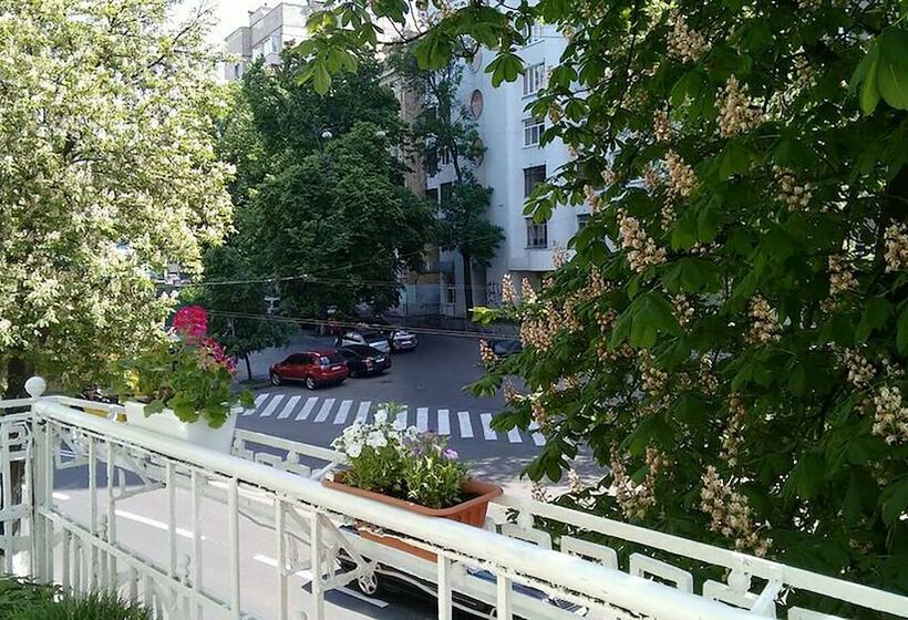 اتاق استاندارد با سرویس بهداشتی مشترک, Maison Blanche Kyiv City Center