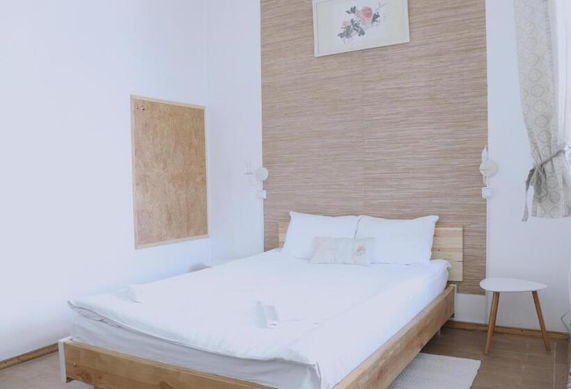 اتاق لوکس با بالکن, Maison Blanche Kyiv City Center