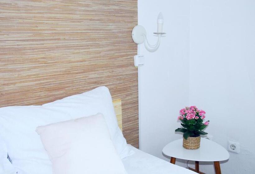 اتاق لوکس با بالکن, Maison Blanche Kyiv City Center