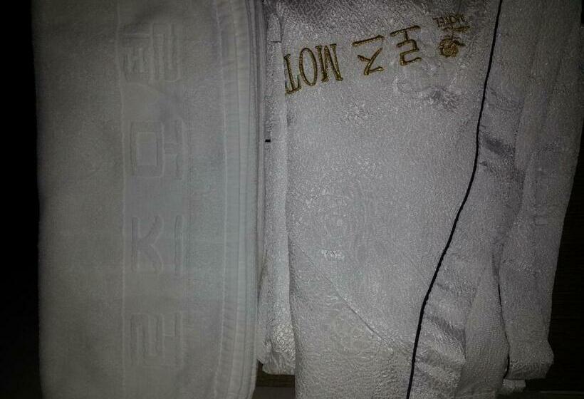 غرفة قياسية, Egg Motel