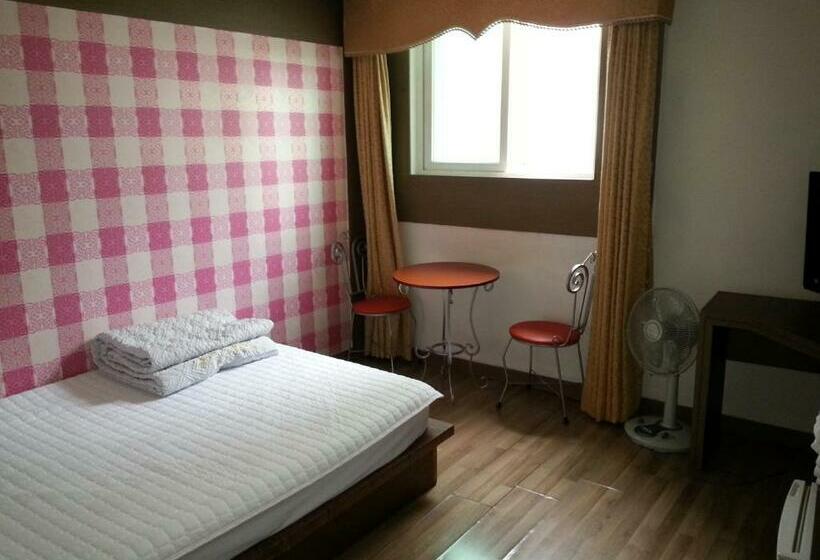 غرفة قياسية, Egg Motel