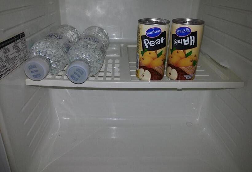 غرفة إقتصادية, Egg Motel