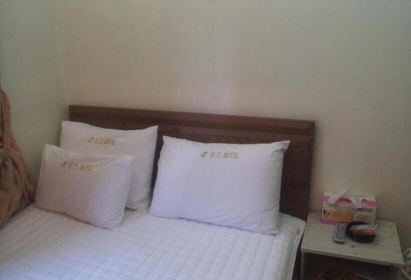 غرفة إقتصادية, Egg Motel