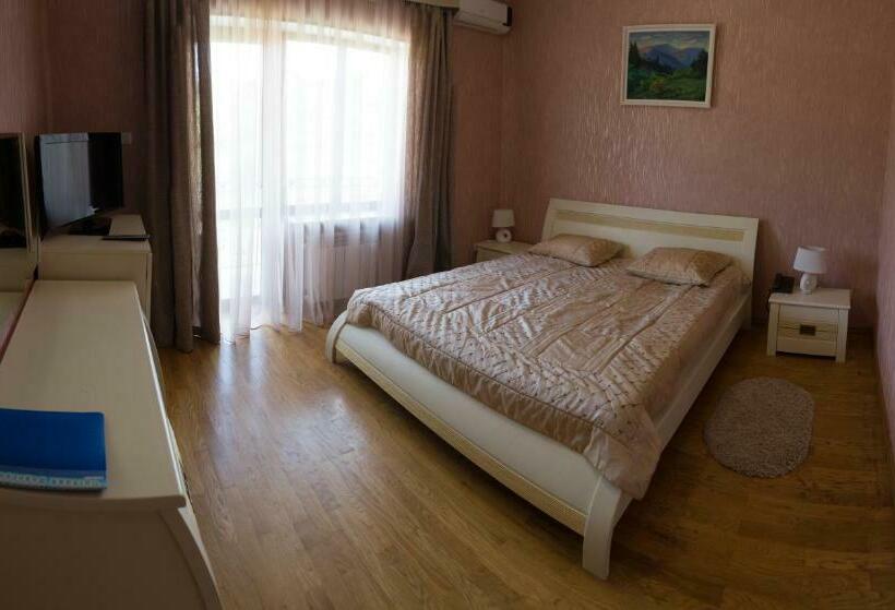 سوئیت با وان آب گرم, срібний водограй