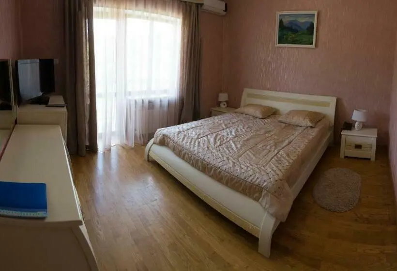 سوئیت با وان آب گرم, срібний водограй