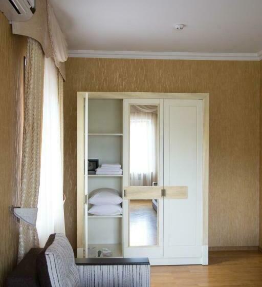 سوئیت با وان آب گرم, срібний водограй