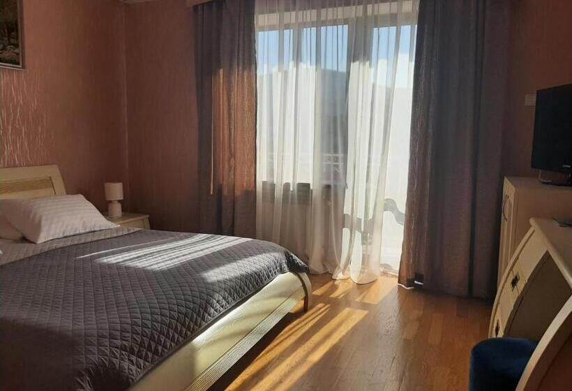 سوئیت با وان آب گرم, срібний водограй