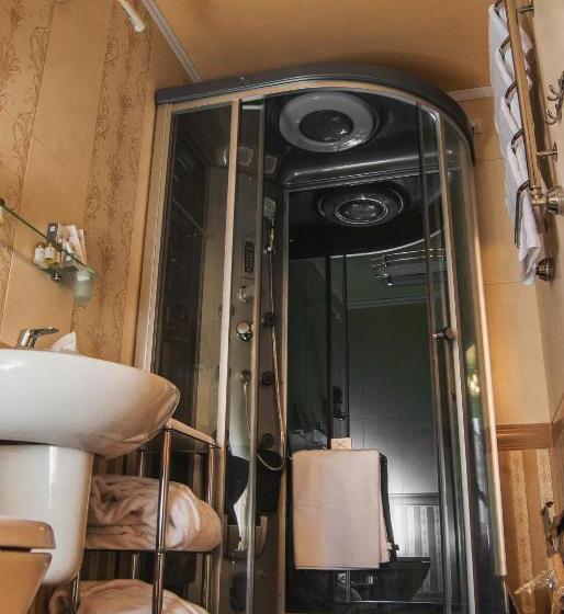 اتاق لوکس با تخت بزرگ, Aristokrat