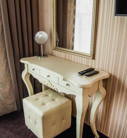 اتاق لوکس با تخت بزرگ, Aristokrat