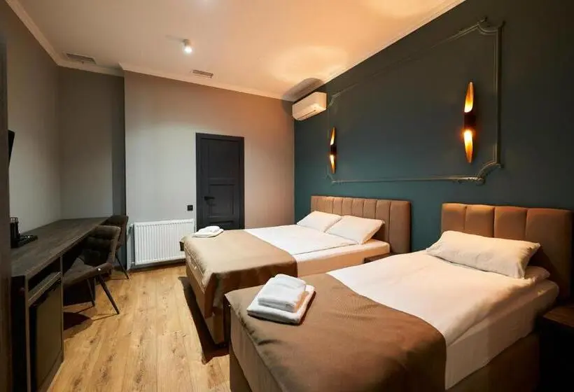 Economy Triple Room, Classic