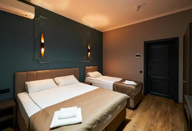 Economy Triple Room, Classic