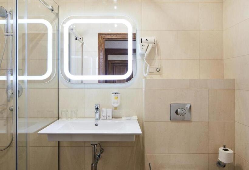 اتاق استاندارد سه نفره, Ganz & Spa