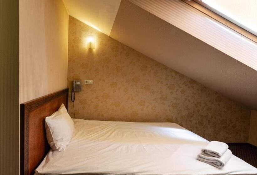 اتاق اکونومی یک تخته, Kamelot