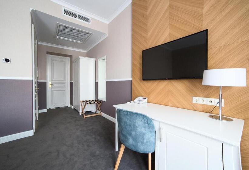 غرفة كلاسيكية مطلّة علي المدينة, Modern Art