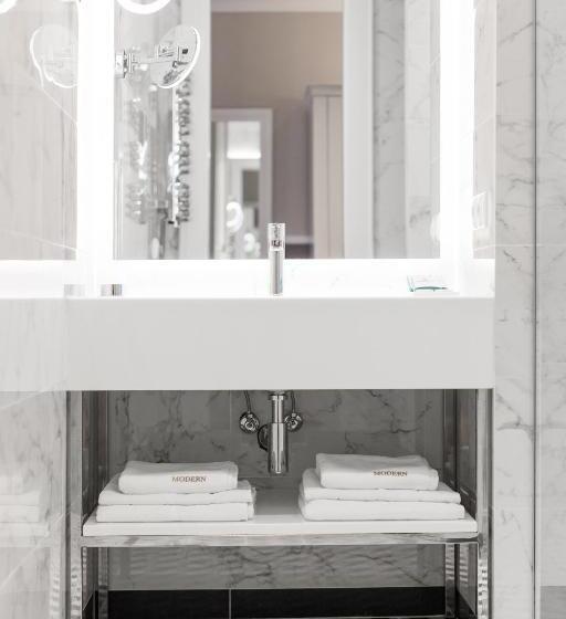 غرفة كلاسيكية مطلّة علي المدينة, Modern Art