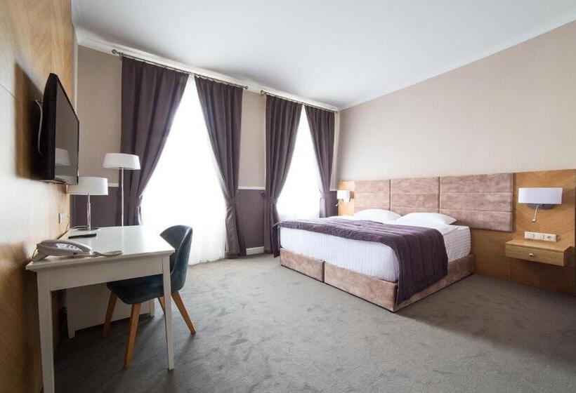 غرفة كلاسيكية مطلّة علي المدينة, Modern Art